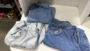 lot 2140 image: Liz Clayborne jeans size 14