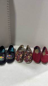lot 2196 image: Toms and similar size 9