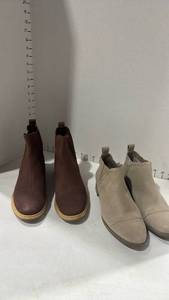 lot 2201 image: Toms boots size 9