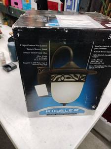 lot 61760 image: Kichler 1-light outdoor wall lantern - 39180
