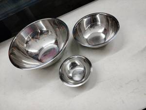 lot 61797 image: Set of 3 Mixing Bowls