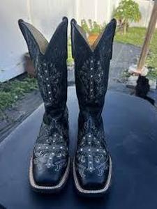 lot 61805 image: Cavenders Black Sparkle Inlay Cowgirl Boots