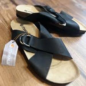lot 61896 image: Makalu California Bali black slide sandals - Size 8