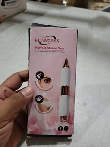 lot 3037 image: Flawzless Perfect Shave Duo 2-in-1 Eyebrow and Body Hair Razor