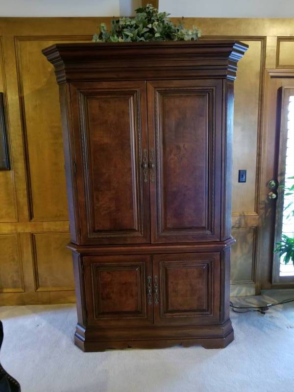 lot 5189 image: Tall Mahogany ArmoireEntertainment Center