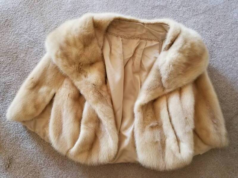 lot 5238 image: Vintage Fur Wrap  Jacket