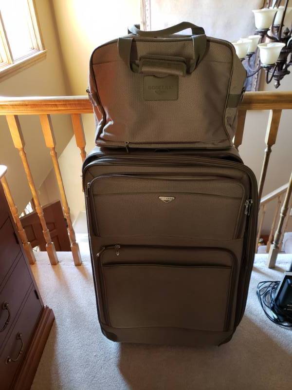 lot 5195 image: Rolling Suitcase and Matching Carry On Bag