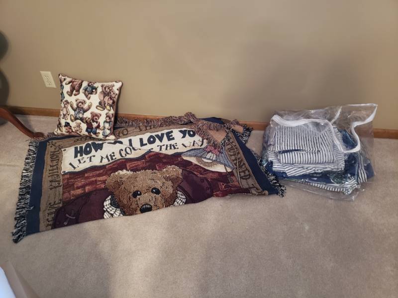 lot 5193 image: Teddy Bear Throw and Matching Pillow, Sheet Set
