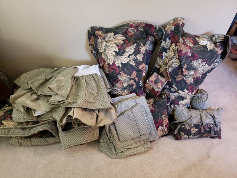 lot 5192 image: King Size Black Maroon Cream Green Coordinating Comforter Bed Skirt Throw Pillows Tissue Cover �
