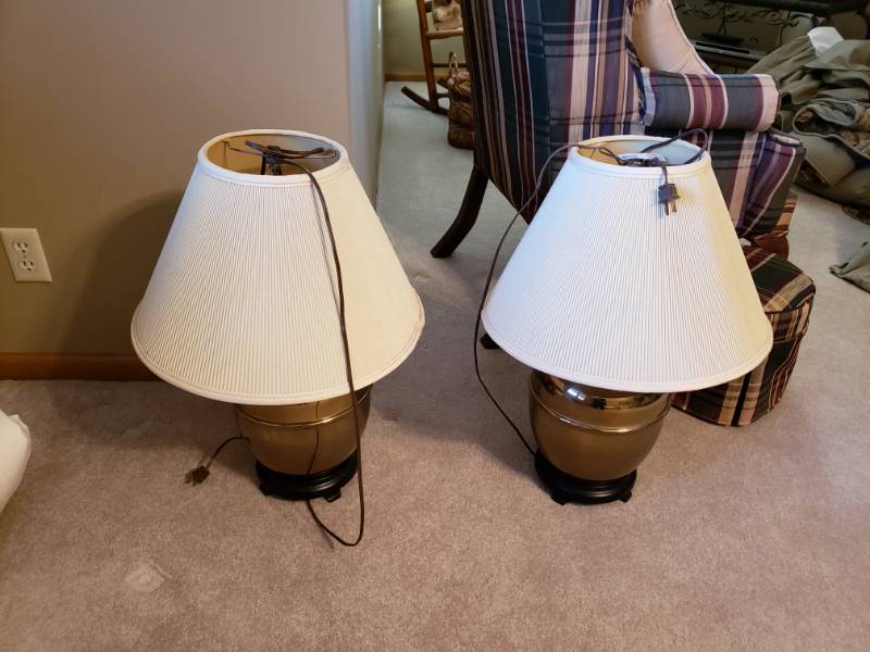 lot 5251 image: Pair of Matching Brass Lamps With Shades
