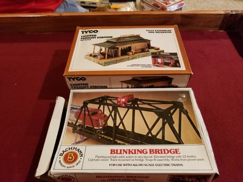 lot 5223 image: Lot of HO Scale Train Buildings