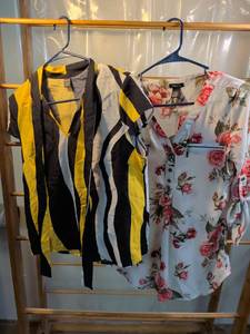 lot 24 image: Womens Tops Bundle - SHEIN Striped Blouse & Rue21 Floral Top Size S and M