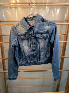 lot 32 image: Madden Girl Womens Denim Jean Jacket Size Small