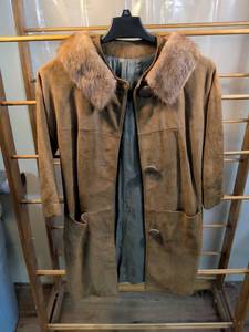lot 34 image: Womens Suede Leather Coat with Fox Fur Collar - Size XL