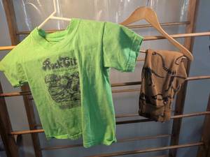 lot 66 image: Kids Rock City Kansas Souvenir T-Shirt & H&M Dinosaur Sweatshirt Set