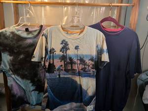 lot 74 image: Mixed Lot of 3 Mens T-Shirts - Graphic, Tie-Dye, and Solid Size M