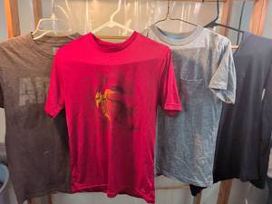 lot 105 image: Mens T-Shirt Bundle - Lot of 4 Sizes S M