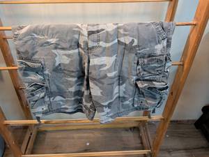 lot 142 image: Lee Dungarees Mens Camo Cargo Shorts Size 40