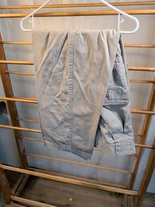 lot 147 image: Cabelas Mens Cargo Pants 40x30 Olive Green 100% Cotton