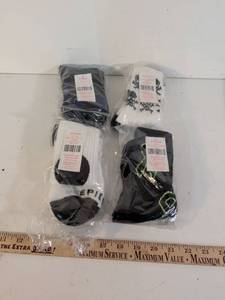lot 224 image: Epic Sports Crew Socks 4-Pack Assorted Colors Small