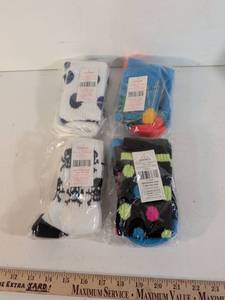 lot 228 image: Epic Sports Crew Socks 4-Pack Assorted Colors Sizes Small Large