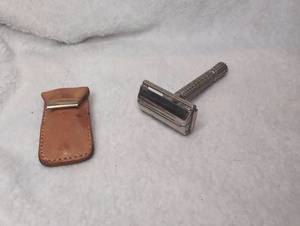 lot 3008 image: Safety Razor with Leather Nail Clipper Pouch&nbsp