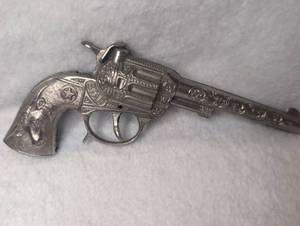 lot 4000 image: Metal Revolver Toy Pistol with Ornate Grips and Barrels