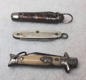 lot 4002 image: 3 Mini Pocket Knives with Keychain Attachments