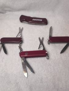 lot 4005 image: Loctite Multi-Tool Pocket Knife Set 4 Pack Burgundy