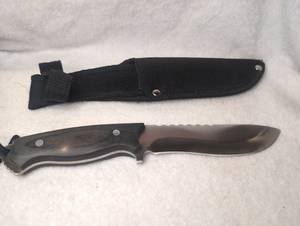 lot 4009 image: Fixed Blade Knife with Sheath and Paracord