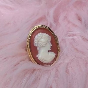 lot 4517 image: Avon Cameo Ring with Oval Portrait Pendant Locket (opens up)