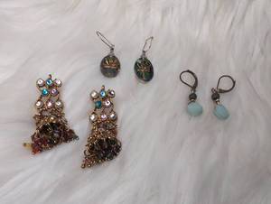 lot 4524 image: Mixed Lot Beaded Earrings, Chandelier, and Cross Stone - 3 ct