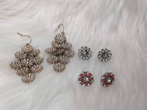 lot 4527 image: Fashion Jewelry Earrings Lot Flower Cluster Design - 3 ct