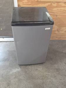 lot 187 image: Magic Chef Compact Refrigerator