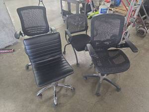 lot 197 image: Lot of 4 Black Office Chairs with Mesh Backs and Casters