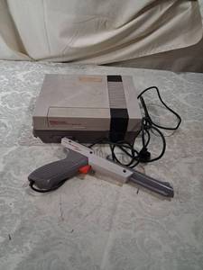 lot 14 image: Nintendo Entertainment System Console with Zapper Light Gun