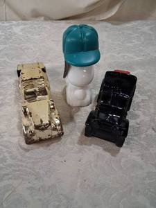lot 45 image: Avon Collectible Bottle Lot - Solid Gold Cadillac, Electric Charge Car & Snoopy Figure