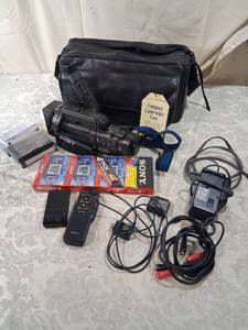 lot 71 image: Sony Video 8 Handycam CCD-FX420 Camcorder with Accessories