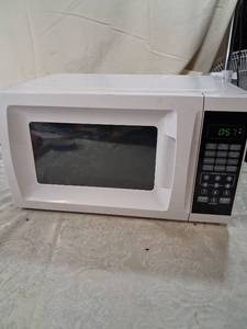 lot 90 image: White Countertop Microwave Oven with Express Cook