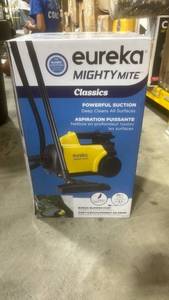 lot 30138 image: Eureka Mighty Mite Vaccuum - Retail $0