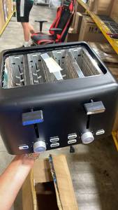 lot 31134 image: 4 slice toaster - Retail $0