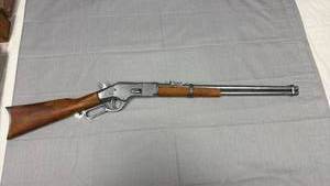 lot 46 image: Replica rifle