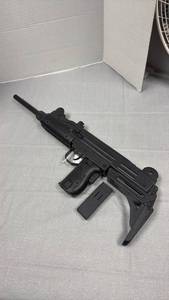 lot 67 image: Israeli open-bolt submachine non-firing cap gun