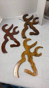 lot 73 image: Browning Buckmark wood decor