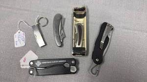lot 94 image: Assorted pocket knives