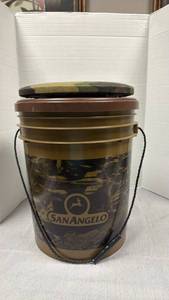 lot 172 image: Camo 5 gallon bucket with swivel cushion seat lid