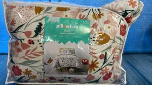 lot 2119 image: Pillowfort Floral Comforter Set Twin