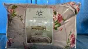 lot 2122 image: Harlow & Wren 2 Piece Twin Comforter Set - Floral Rose Print