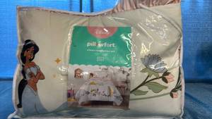 lot 2123 image: Disney Pillowfort Princess Vines Twin Comforter Set