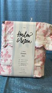 lot 2135 image: Harlow & Wren 4-Piece Full Sheet Set Pink Floral
